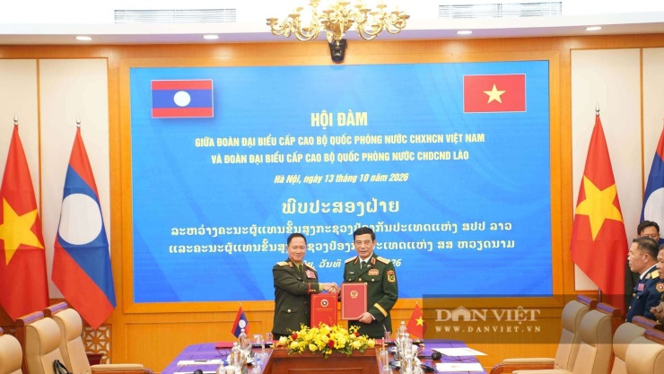 Hai Bộ trưởng đã ký kết Kế hoạch hợp tác quốc phòng Việt Nam - Lào năm 2027. Ảnh: Xuân Huy.
