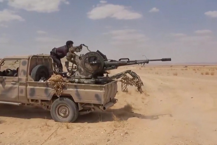 Lực lượng Houthi khai hỏa pháo phòng không đặt trên xe tải trong cuộc tấn công nhằm vào lực lượng được Saudi Arabia hậu thuẫn tại tỉnh Jawf, Yemen. Ảnh từ video do Văn phòng Truyền thông Houthi công bố ngày 9/9/2026.