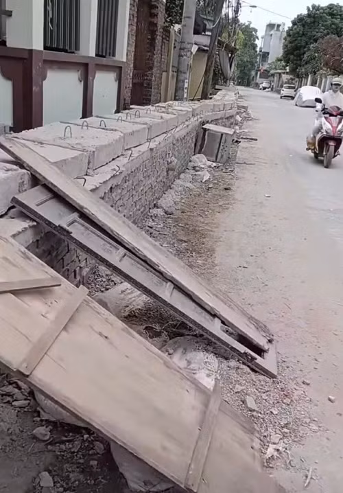 Cảnh bắc ván gỗ, bục bệ để ra vào nhà. Ảnh: MXH.