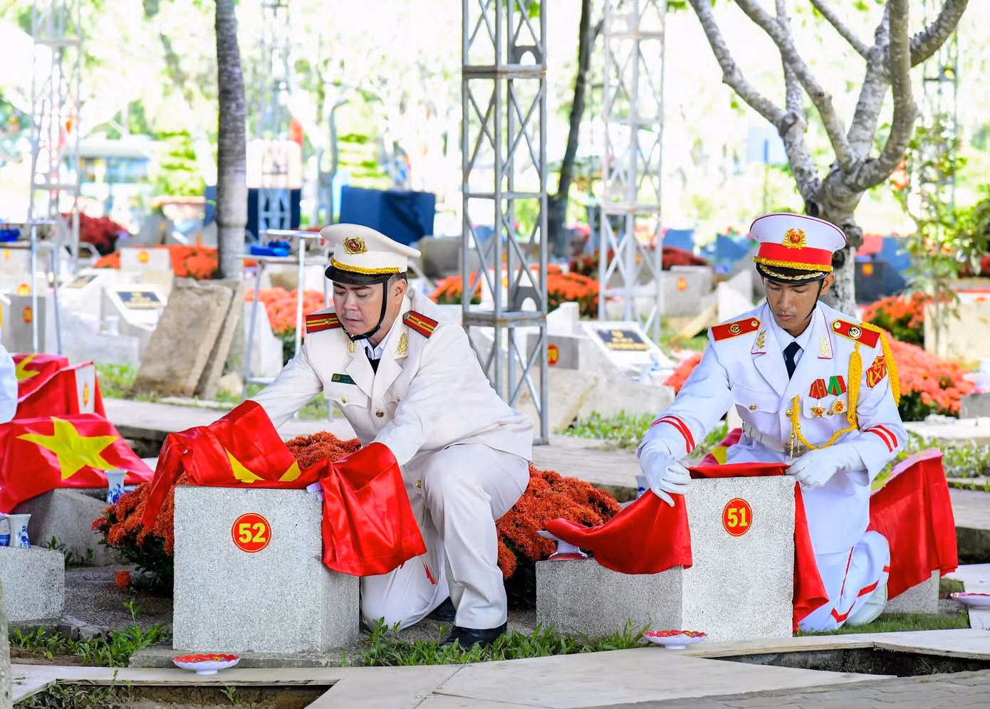 Số lượng hài cốt liệt sĩ thực hiện an táng là 731 bộ hài cốt liệt sĩ (gồm 698 bộ hài cốt liệt sĩ riêng lẻ và 1 bộ hài cốt tập thể gồm 33 hài cốt liệt sĩ). Ảnh: Báo Sài Gòn Giải phóng