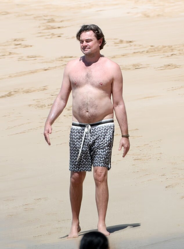Leonardo Dicaprio để lộ 'bụng bia' khi tắm biển với bạn gái - 2