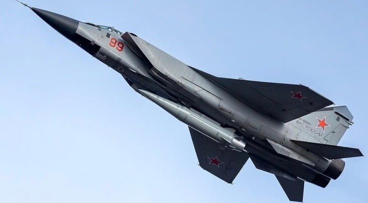 Tiêm kích MiG-31K/I mang tên lửa Kinzhal. (Ảnh: MW)