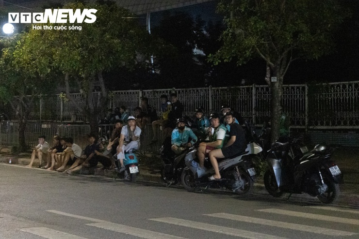 Không chỉ có những nhóm đua xe, khu vực này còn xuất hiện đông người đứng dọc hai bên đường theo dõi, cổ vũ. Một số người sử dụng điện thoại quay phim, phát trực tiếp trên mạng xã hội. Sự hiếu kỳ và cổ vũ của đám đông càng khiến các “quái xế” thêm hăng máu, mải mê khoe những màn biểu diễn đỉnh cao.