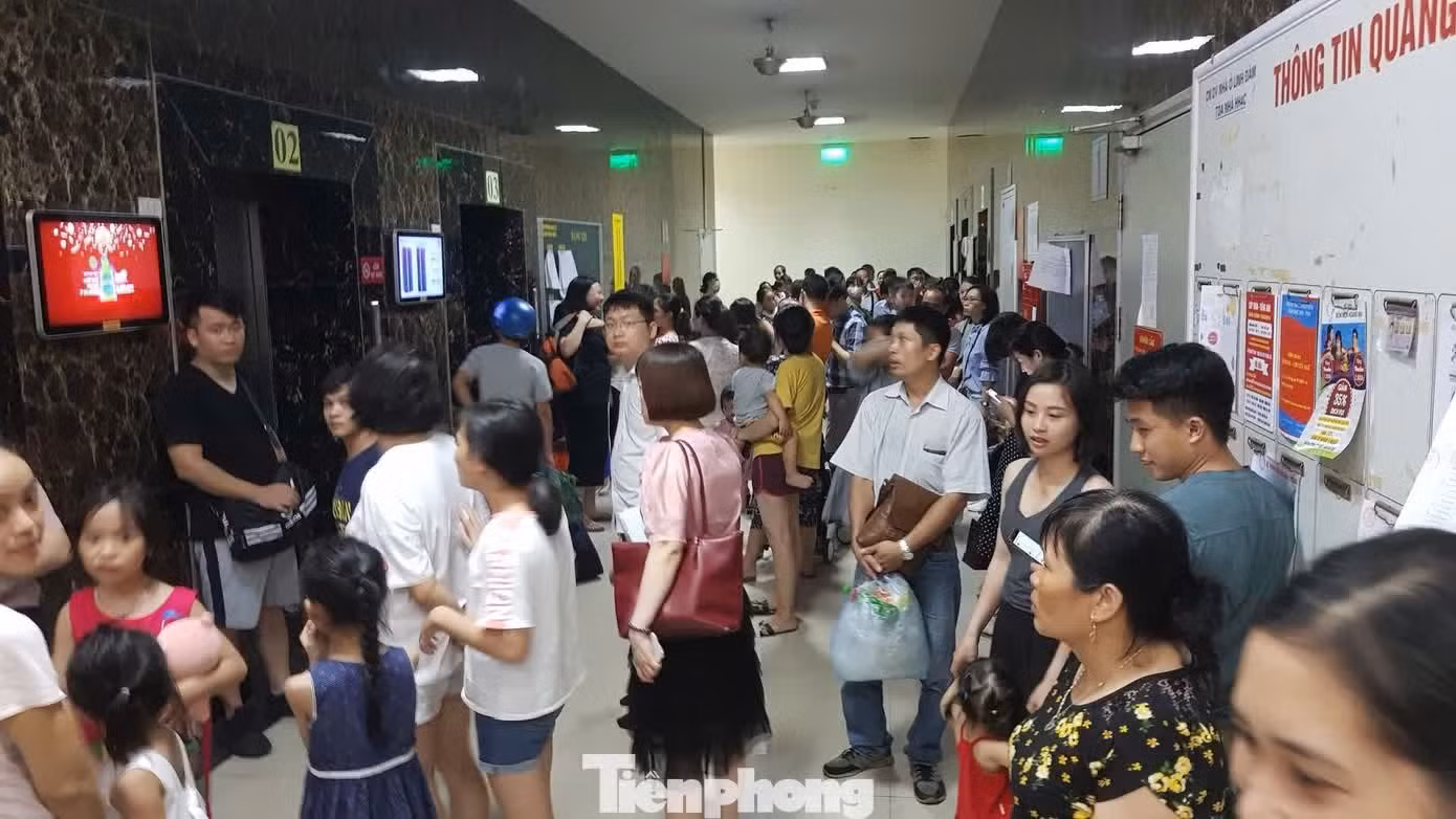 Tổng số căn hộ tại tổ hợp HH Linh Đàm lên tới khoảng 9.000 căn, với dân số khoảng 40.000 cư dân. Dự án được đưa vào sử dụng từ năm 2015 với hàng vạn cư dân sinh sống kéo theo tình trạng quá tải về hạ tầng kỹ thuật, y tế, trường học cho khu vực.