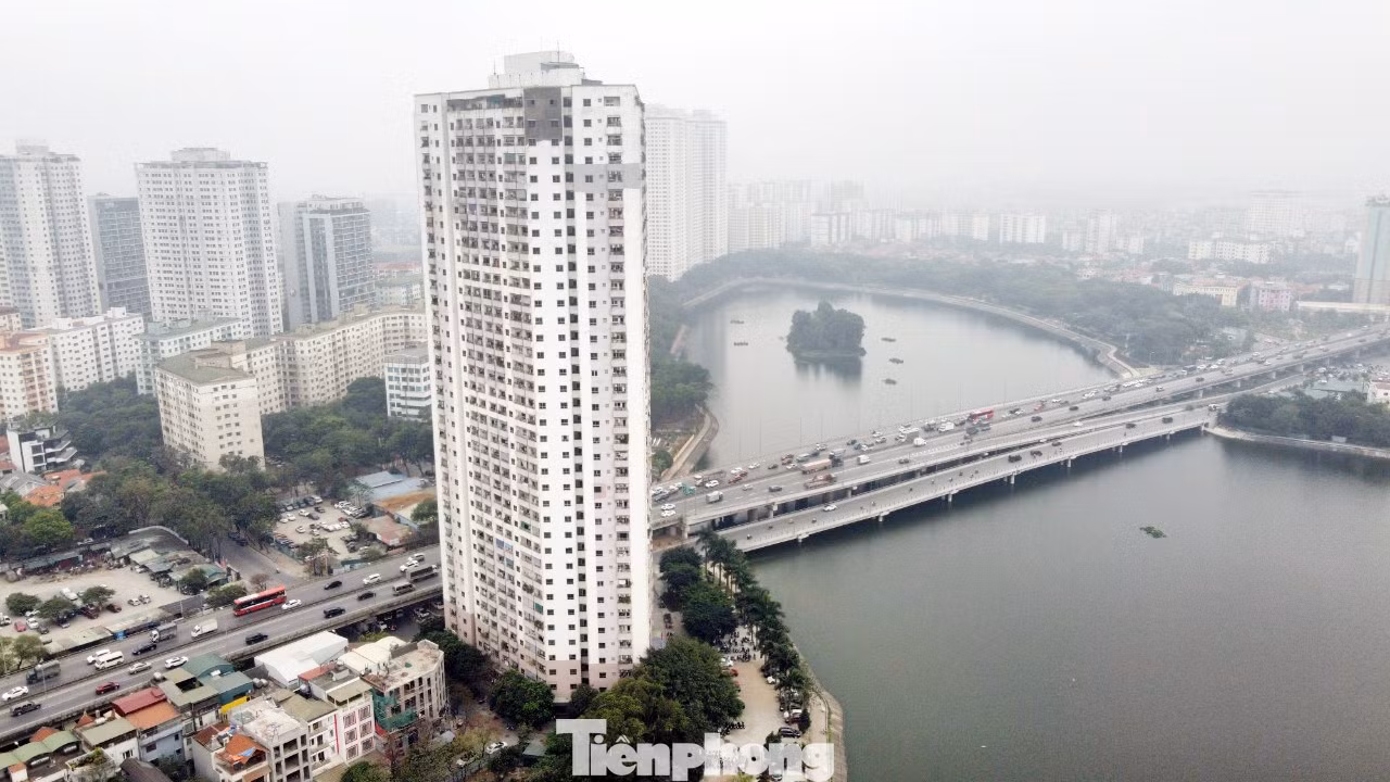 Tại dự án VP6 Linh Đàm, cơ quan thanh tra trước đó chỉ ra từ tầng 2 đến tầng 9 của tòa nhà đã chuyển đổi mục đích sử dụng từ dịch vụ thương mại, văn phòng thành căn hộ. Còn các tầng từ 26 - 37 trở lên đều không nằm trong quy hoạch được phê duyệt, chủ đầu tư đã tự ý chuyển đổi mục đích sử dụng, xây dựng vượt tầng.