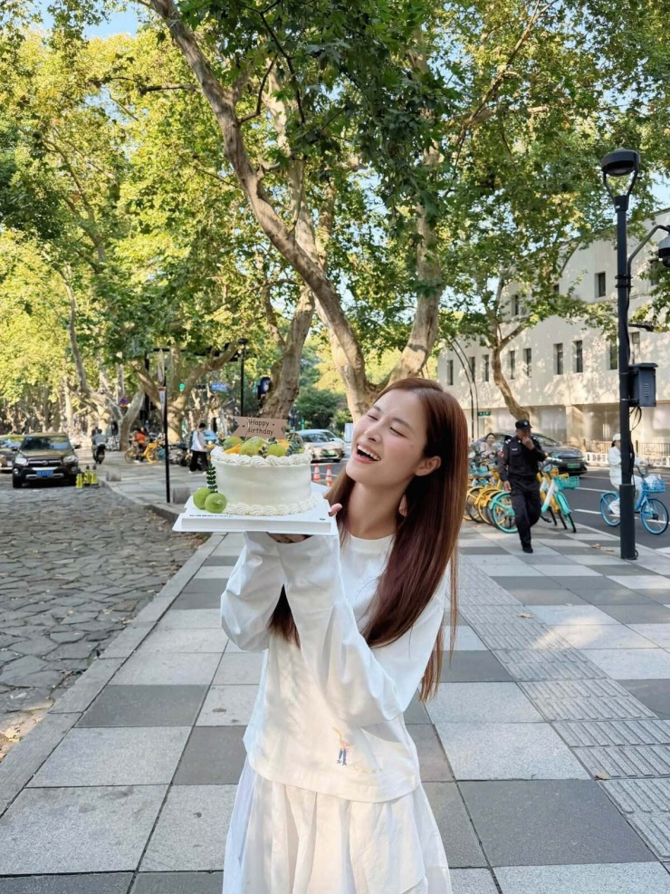 Ảnh sao 14/10: Đỗ Mỹ Linh mừng sinh nhật ở quán bún ngan - 2