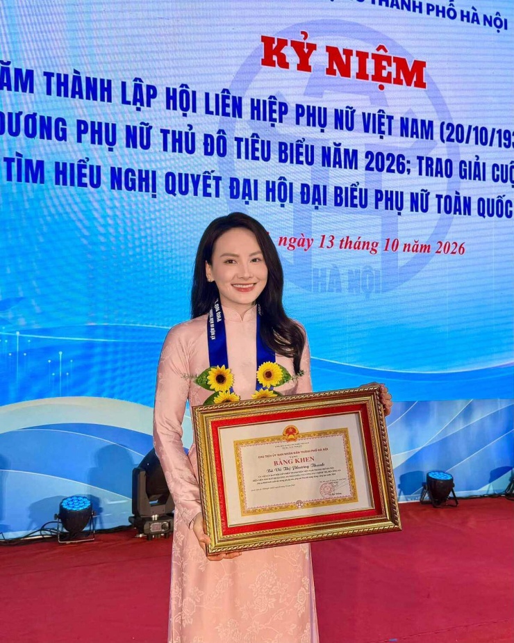Ảnh sao 14/10: Đỗ Mỹ Linh mừng sinh nhật ở quán bún ngan - 4