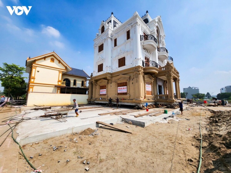 Theo phương án thi công, phần móng được cắt tách khỏi nền đất, sau đó hệ thống kích thủy lực được sử dụng để nâng toàn bộ căn biệt thự. Công trình tiếp tục được đặt trên hệ thống con lăn chuyên dụng để dịch chuyển từng bước đến vị trí mới.