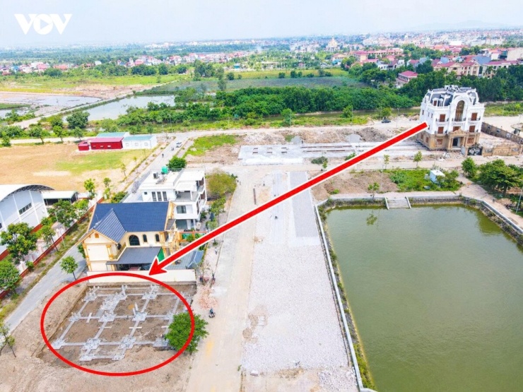 Những ngày qua, việc di chuyển nguyên khối căn biệt thự 4 tầng tại phường Thuận Thành thu hút sự chú ý của người dân địa phương và cả nước. Công trình có tổng diện tích sàn gần 1.000 m², mỗi tầng rộng khoảng 243 m², được xây dựng trên thửa đất khoảng 517 m² với 3 mặt tiền và kết cấu kiên cố. (ảnh phóng viên ghi nhận trước khi căn biệt thự được di chuyển)