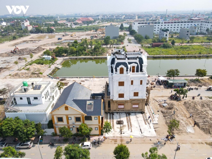 Đại diện đơn vị thực hiện di dời cho biết, các kỹ thuật nâng và di chuyển nguyên khối công trình đã được đơn vị áp dụng tại nhiều công trình trước đó. “Chúng tôi làm nhiều công trình như thế này rồi, công trình này đối với chúng tôi cũng bình thường, quá trình thực hiện khá trơn tru”, đại diện đơn vị chia sẻ.