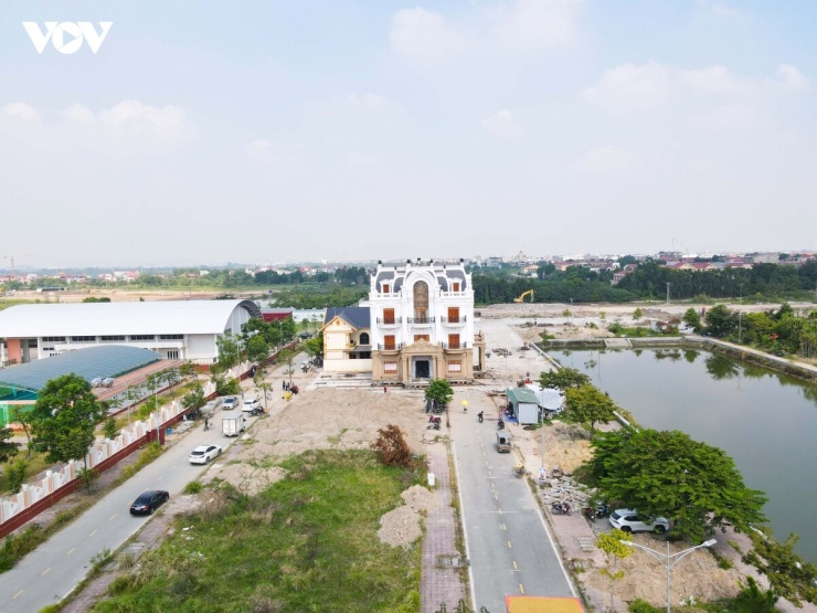 Việc di chuyển căn biệt thự diễn ra trong bối cảnh dự án đường kết nối sân bay Gia Bình với Hà Nội đang được triển khai, kéo theo yêu cầu giải phóng mặt bằng tại nhiều khu vực. Phương án di dời nguyên khối giúp gia đình giữ lại công trình, đồng thời đáp ứng yêu cầu bàn giao mặt bằng phục vụ dự án.