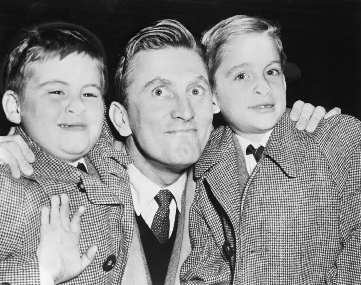 Michael Douglas bên cha và em trai Joel năm 1953. Ảnh: Bettmann Archive