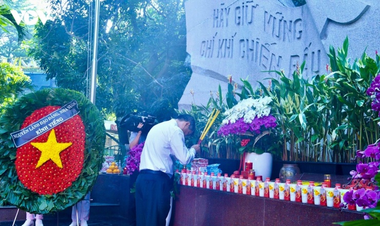 Ngay từ sáng sớm 14/10, Thủ tướng Lê Minh Hưng cùng các đại biểu đến dâng hoa, dâng hương tưởng niệm tại Tượng đài Cố Tổng Bí thư Trần Phú, Nhà bia tưởng niệm các Anh hùng liệt sĩ hy sinh trong cuộc Tổng tiến công và nổi dậy Xuân Mậu Thân năm 1968; nơi thờ Anh hùng liệt sĩ Lê Thị Riêng và Anh hùng liệt sĩ Trần Văn Kiểu...