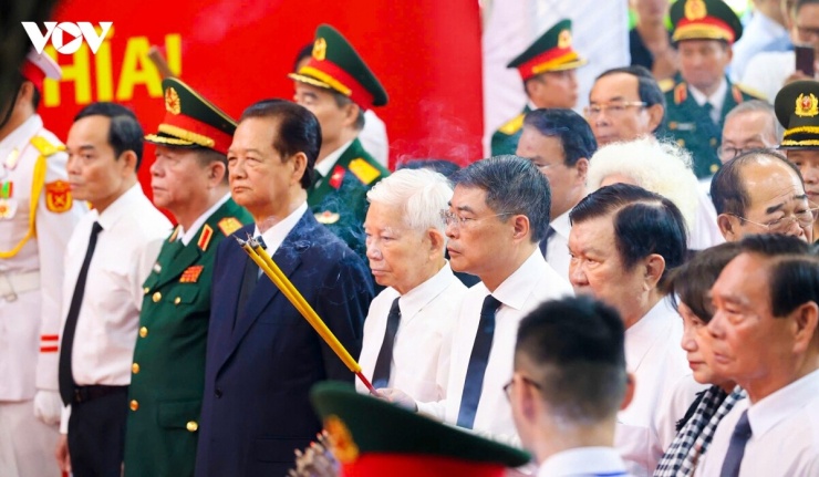 Tham dự buổi lễ có Thủ tướng Chính phủ Lê Minh Hưng; các nguyên Chủ tịch nước: Nguyễn Minh Triết, Trương Tấn Sang; nguyên Thủ tướng Chính phủ Nguyễn Tấn Dũng; nguyên Chủ tịch Quốc hội Nguyễn Thị Kim Ngân; các đồng chí Ủy viên Bộ Chính trị, Bí thư Trung ương Đảng, lãnh đạo các tỉnh, thành phố, cùng các Anh hùng LLVTND, cựu chiến binh, thân nhân liệt sĩ, các chức sắc tôn giáo, đông đảo nhân dân Thành phố Hồ Chí Minh. 