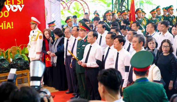 Đoàn đại biểu Thành ủy, HĐND, UBND, Ủy ban MTTQ Việt Nam TP.HCM cùng các nguyên lãnh đạo thành phố, do Ủy viên Bộ Chính trị, Bí thư Thành ủy Trần Lưu Quang làm Trưởng đoàn, dâng hoa, dâng hương tưởng niệm.