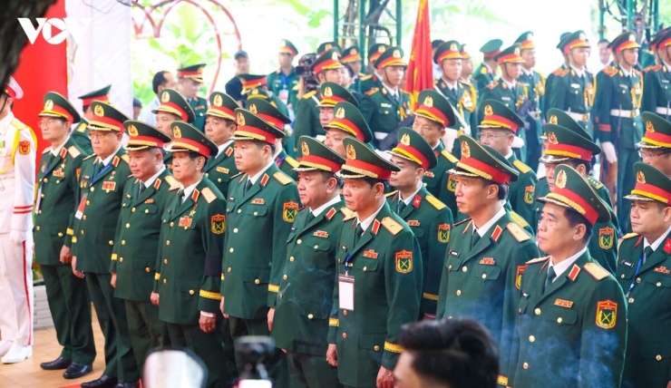 Đoàn đại biểu Đảng ủy, Bộ Tư lệnh Quân khu 7 do Trung tướng Trần Vinh Ngọc, Ủy viên Trung ương Đảng, Ủy viên Quân ủy Trung ương, Chính ủy Quân khu 7 làm Trưởng đoàn vào viếng.