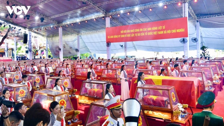 Cùng với đó là dàn văn nghệ sĩ TP.HCM hòa ca tri ân đến anh linh các Anh hùng liệt sĩ. 