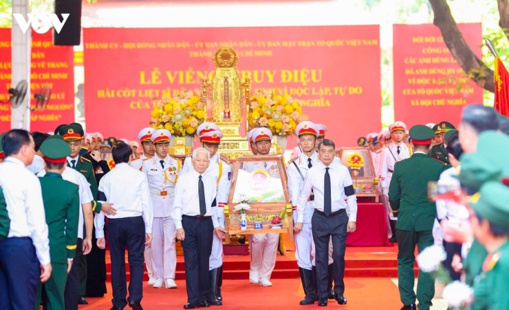 Sau lễ truy điệu, Thủ tướng Lê Minh Hưng cùng các lãnh đạo, nguyên lãnh đạo Đảng, Nhà nước, quân đội, MTTQ Việt Nam và TP.HCM tham gia đưa các hài cốt liệt sĩ lên xe về Nghĩa trang liệt sĩ TP.HCM