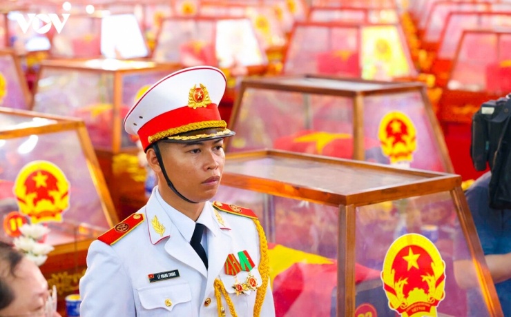 731 quách đựng hài cốt liệt sĩ được Bộ Tư lệnh TP.HCM đặt ngay ngắn trên giá khiêng, phủ Quốc kỳ, bên ngoài có lồng kính bảo vệ.