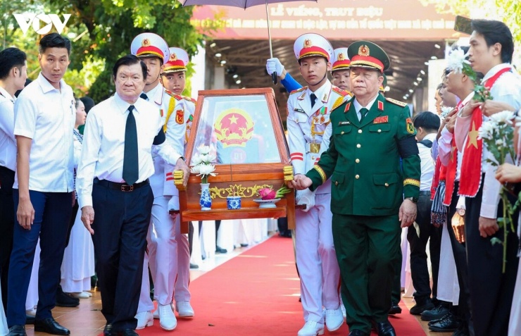 Nguyên Chủ tịch nước Trương Tấn Sang và Đại tướng Nguyễn Trọng Nghĩa, Ủy viên Bộ Chính trị, Bí thư Trung ương Đảng, Ủy viên Thường vụ Quân ủy Trung ương, Chủ nhiệm Tổng Cục Chính trị Quân đội nhân dân Việt Nam đưa các hài cốt liệt sĩ lên xe về Nghĩa trang liệt sĩ TP.HCM 