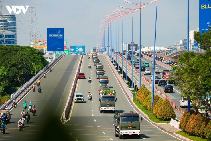 Hành trình từ Công viên Lê Thị Riêng đến nghĩa trang dài khoảng 26km. Theo lộ trình, đoàn xe xuất phát từ cổng công viên trên đường Trường Sơn, qua vòng xoay Dân Chủ, đường Điện Biên Phủ, vòng xoay Hàng Xanh, cầu Sài Gòn, đường Võ Nguyên Giáp và Xa lộ Hà Nội để đến nơi an táng. (Ảnh: Đoàn xe đi qua cầu Sài Gòn).