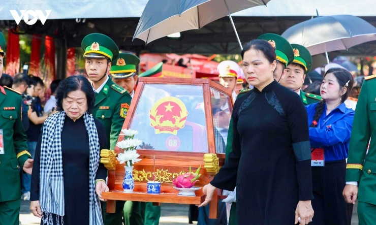 Nguyên Phó Chủ tịch nước Trương Mỹ Hoa và bà Hà Thị Nga, Phó Chủ tịch, Tổng Thư ký Ủy ban Trung ương Mặt trận Tổ quốc Việt Nam đưa các hài cốt liệt sĩ lên xe về Nghĩa trang Liệt sĩ TP.HCM 