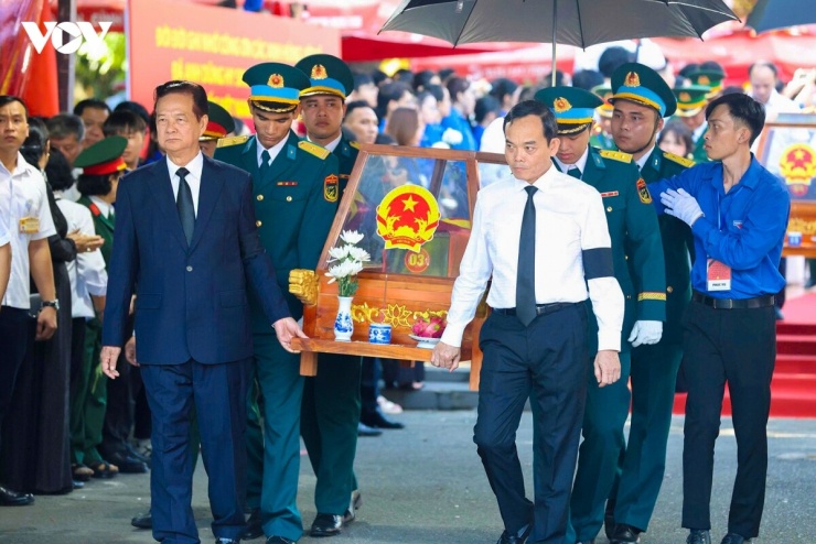 Nguyên Thủ tướng Chính phủ Nguyễn Tấn Dũng cùng Bí thư Thành ủy TP.HCM Trần Lưu Quang đưa các hài cốt liệt sĩ lên xe về Nghĩa trang liệt sĩ TP.HCM 