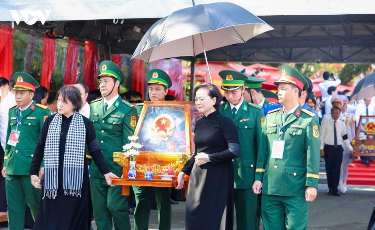 Nguyên Chủ tịch Quốc hội Nguyễn Thị Kim Ngân và Phó Thủ tướng Chính phủ Phạm Thị Thanh Trà - Trưởng Ban Chỉ đạo quốc gia về tìm kiếm, quy tập và xác định danh tính hài cốt liệt sĩ đưa các hài cốt liệt sĩ lên xe về Nghĩa trang liệt sĩ TP.HCM 
