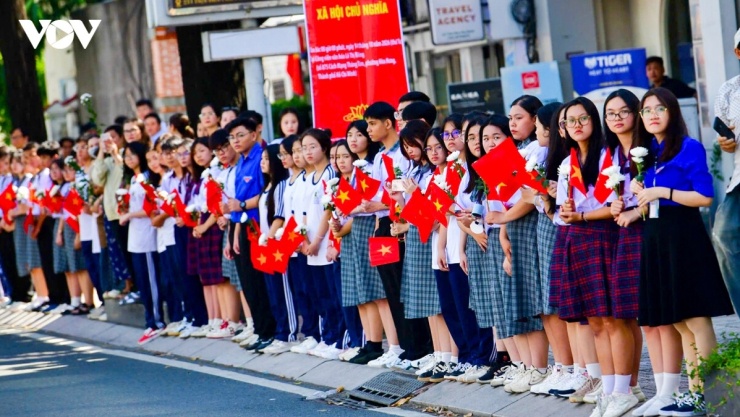 Từng đoàn xe đi qua, bao ánh mắt vẫn lưu luyến dõi theo. 58 năm sau Mậu Thân 1968, các anh về trong vòng tay đồng đội và nhân dân.