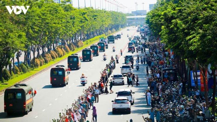 Khi đoàn xe khởi hành, đông đảo người dân đứng dọc vỉa hè hai bên đường trước cổng Công viên Lê Thị Riêng, cầm những nhành hoa, thành kính tiễn biệt các Anh hùng liệt sĩ đã hy sinh trong cuộc Tổng tiến công và nổi dậy Xuân Mậu Thân năm 1968.