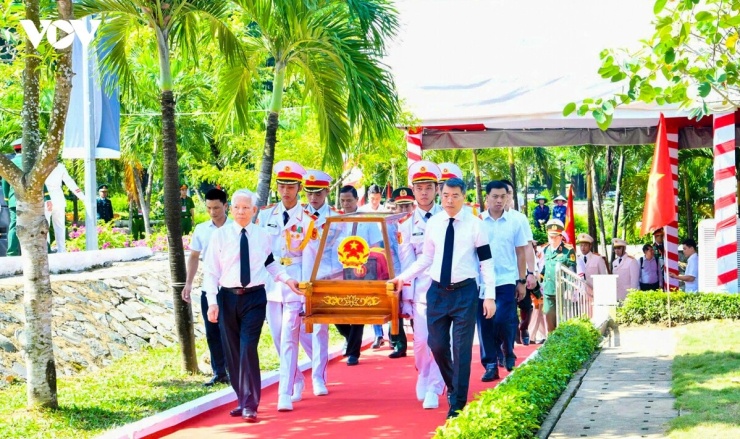 Thủ tướng Lê Minh Hưng cùng các lãnh đạo Đảng, Nhà nước; nguyên lãnh đạo Đảng, Nhà nước và lực lượng nghi lễ trang nghiêm di chuyển các tiểu quách hài cốt các anh hùng liệt sĩ vào khu vực trung tâm để tiến hành nghi thức an táng bên trong Nghĩa trang Liệt sĩ Thành phố.