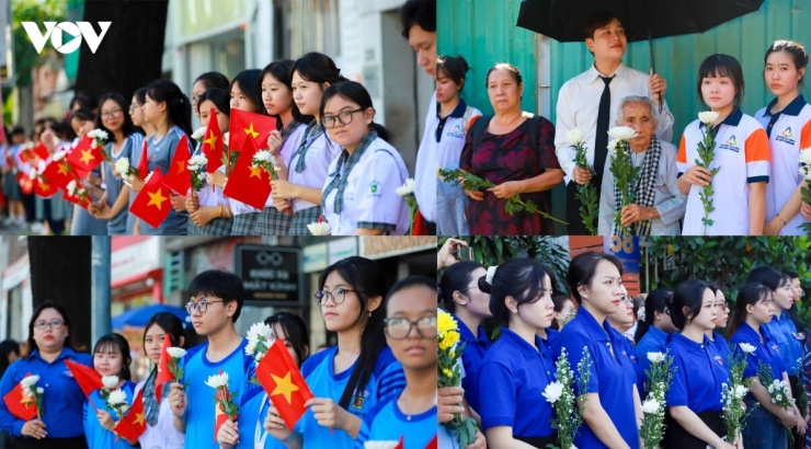Hàng nghìn giáo viên, học sinh, sinh viên đứng hai bên đường tiễn đưa 731 hài cốt liệt sĩ