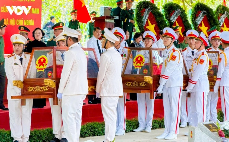 Đoàn đưa hài cốt anh hùng liệt sĩ vào khu vực an táng