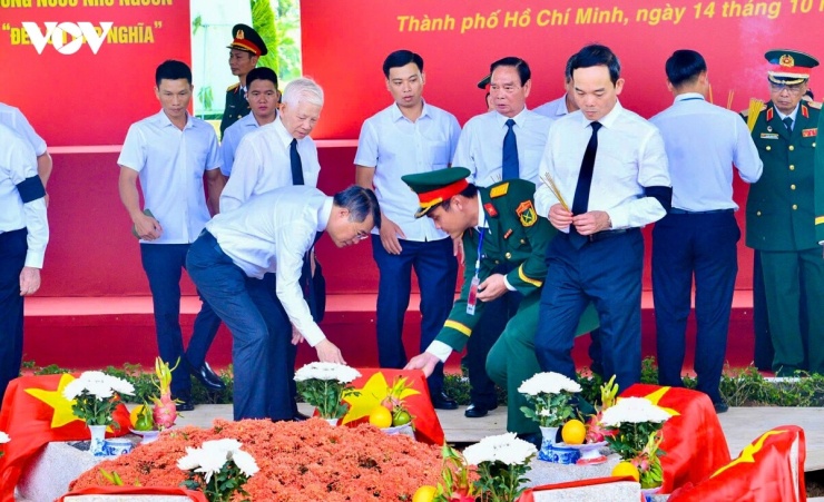 Thủ tướng Lê Minh Hưng thực hiện nghi thức tháo Quốc kỳ phủ trên linh cữu, trước khi chậm rãi hạ huyệt, đưa các Anh hùng liệt sĩ về với lòng đất mẹ.