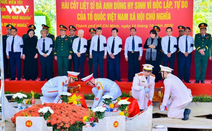 Nghi thức an táng và hạ huyệt an táng hài cốt các anh hùng liệt sĩ được triển khai hết sức trang nghiêm và xúc động.