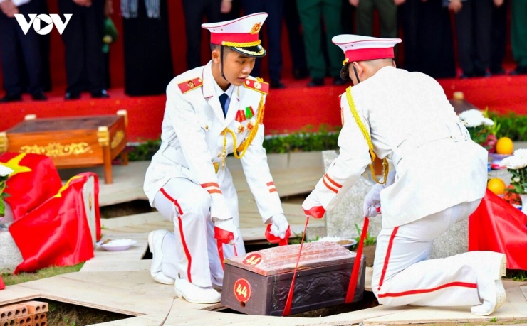 Nghi thức hạ huyệt an táng hài cốt các anh hùng liệt sĩ được triển khai hết sức trang nghiêm và xúc động.