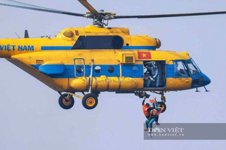 Trong nội dung tìm kiếm, cứu hộ, cứu nạn đường không, máy bay trực thăng Mi-171 của Không quân nhân dân Việt Nam thực hiện kỹ thuật bay treo, giữ ổn định trên không ở độ cao nhất định để tiếp cận mục tiêu trong điều kiện địa hình phức tạp. Từ cửa khoang hành khách, lực lượng cứu nạn phối hợp với bộ phận điều khiển tời điện chuyên dụng, đu cáp tiếp cận và đưa nạn nhân lên máy bay.