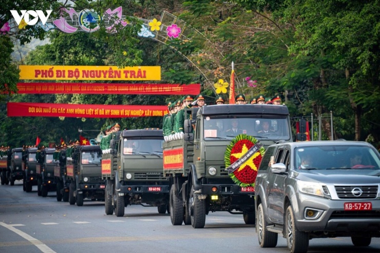 Chiều 14/10, tại Đội Tìm kiếm, quy tập hài cốt liệt sĩ, xã Thanh Thủy, tỉnh Tuyên Quang, Bộ Chỉ huy quân sự tỉnh Tuyên Quang đã long trọng tổ chức lễ tiễn đưa 93 liệt sĩ hy sinh trong các cuộc chiến đấu bảo vệ Tổ quốc, từ Đội Tìm kiếm, quy tập hài cốt liệt sĩ đến Nghĩa trang liệt sĩ quốc gia Vị Xuyên.