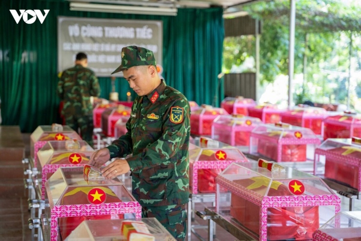 Các thành viên của Đội Tìm kiếm, quy tập hài cốt liệt sĩ phủ quốc kỳ và sắp xếp các hài cốt theo thứ tự ngay ngắn. Theo Thượng tá Tiệp, đến ngày 14/10 là ngày thứ 213/500 ngày thực hiện chiến dịch. Đội Tìm kiếm, quy tập hài cốt liệt sĩ, Bộ Chỉ huy Quân sự tỉnh Tuyên Quang đang chạy đua với thời gian, tranh thủ từng giờ, từng ngày, từng phút; đồng thời tận dụng thời tiết mùa khô để tiếp tục tìm kiếm tại tất cả các vị trí có thông tin do cựu chiến binh cung cấp và từ hồ sơ các trận đánh để lại. 