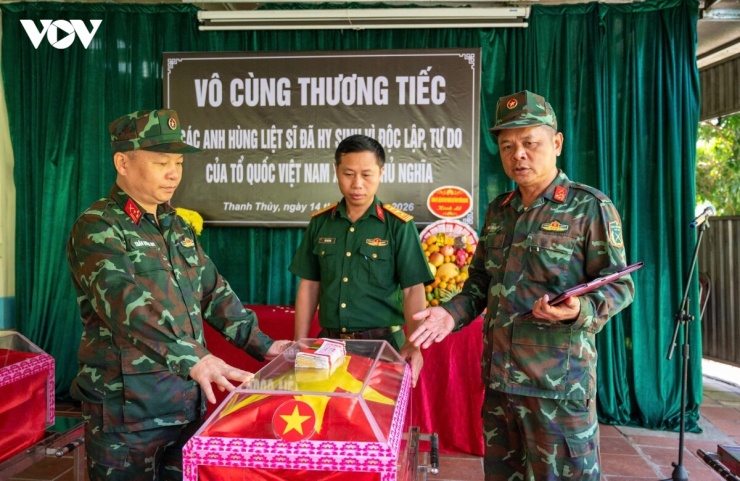 Theo Thượng tá Nguyễn Hữu Tiệp (ngoài cùng bên phải), Phó Đội trưởng Đội tìm kiếm quy tập hài cốt liệt sĩ, Bộ Chỉ huy Quân sự tỉnh Tuyên Quang, thực hiện Chiến dịch 500 ngày đêm, Đội tìm kiếm, quy tập hài cốt liệt sĩ đã triển khai tìm kiếm tại 4 vùng dự án, gồm các xã Lao Chải, Minh Tân, Thanh Thủy và các khu vực liên quan. "Đến thời điểm hiện tại, chúng tôi đã quy tập được 98 hài cốt liệt sĩ. Trong đó, 5 hài cốt liệt sĩ đã xác định được danh tính, được bàn giao cho địa phương và gia đình để tổ chức lễ truy điệu, an táng theo nguyện vọng của gia đình. Hiện nay, tại vị trí này, chúng tôi đang chuẩn bị các điều kiện để đưa 93 hài cốt liệt sĩ về Nghĩa trang Liệt sĩ Vị Xuyên".