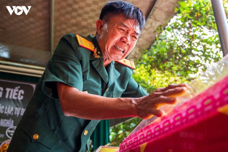 Cựu chiến binh Trịnh Xuân Hùng không khỏi xúc động khi gặp lại đồng đội.