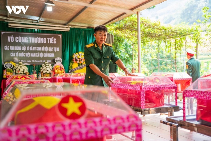 Tiễn đưa đồng đội về nơi an nghỉ cuối cùng, cựu chiến binh Trịnh Xuân Hùng, nguyên Tiểu đoàn trưởng Tiểu đoàn 5 Trung đoàn 153, Sư đoàn 356. Trực tiếp chỉ huy Tiểu đoàn 5 đánh trận ngày 12/7/1984 xúc động khi gặp lại đồng đội.