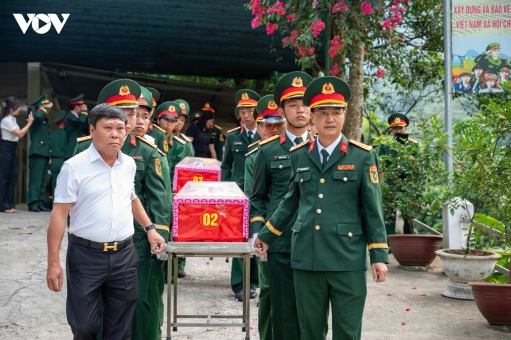 Hài cốt các liệt sĩ được di chuyển lên xe để đưa về Nghĩa trang Liệt sĩ quốc gia Vị Xuyên.