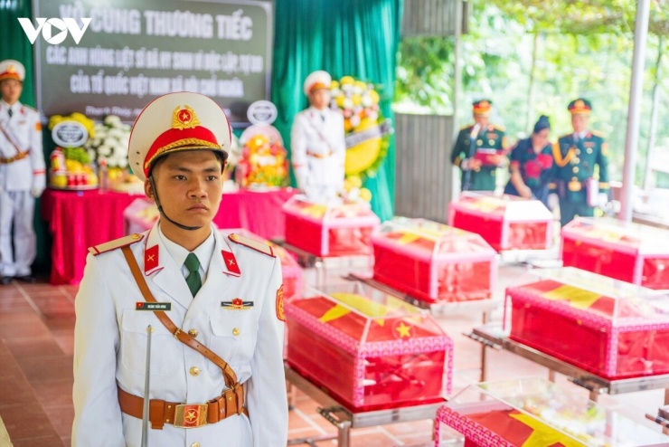 Trang nghiêm nghi lễ tiễn đưa các liệt sĩ. Dự lễ có đồng chí Mai Đức Thông, Ủy viên BCH Đảng bộ tỉnh, Giám đốc Báo và phát thanh, truyền hình tỉnh; Đại tá Nguyễn Hoài Nam, Chính uỷ Bộ CHQS tỉnh; lãnh đạo xã Thanh Thủy cùng các lực lượng làm nhiệm vụ.