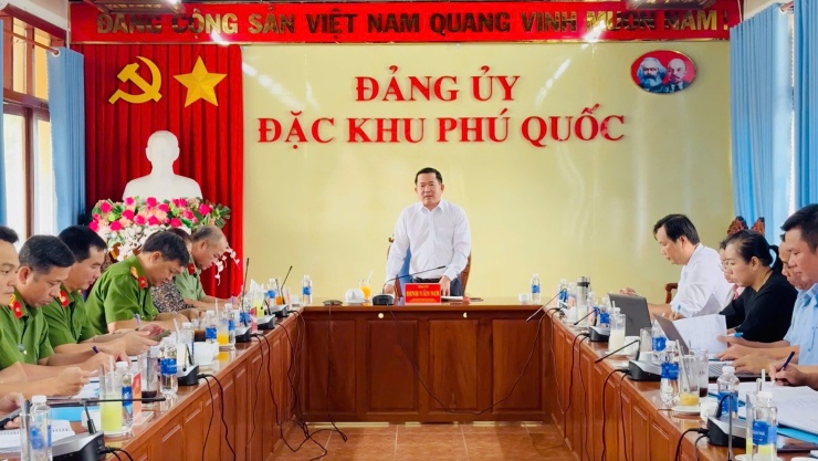 Ông Đinh Văn Nơi trong cuộc họp với các ngành Phú Quốc hồi tháng 8/2026. Ảnh: Hoàng Dung