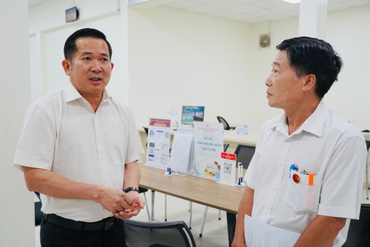 Ông Đinh Văn Nơi nghe báo cáo việc tiếp nhận và trả kết quả thủ tục hành chính liên quan đến lĩnh vực đất đai. Ảnh: Hoàng Dung