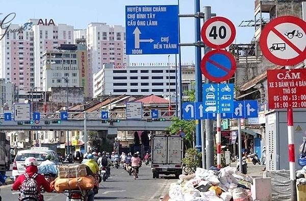 Dự thảo quy chuẩn báo hiệu đường bộ đề xuất điều chỉnh khoảng cách đặt biển cảnh báo, bổ sung ký hiệu xe điện và thay đổi một số quy định về đèn tín hiệu, biển chỉ dẫn trên cao tốc. (Ảnh minh họa)