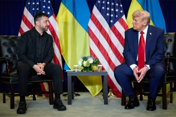Tổng thống Ukraine Volodymyr Zelensky (trái) trong một cuộc tiếp xúc với người đồng cấp Mỹ Donald Trump. Ảnh: Văn phòng Tổng thống Ukraine