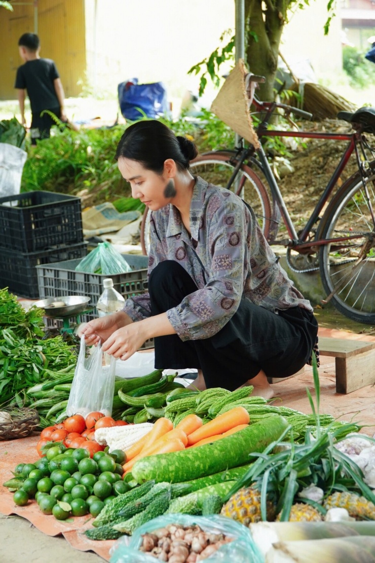 Nữ diễn viên xuất hiện với làn da sạm, mái tóc buộc vội và dáng vẻ tất tả trong phim.