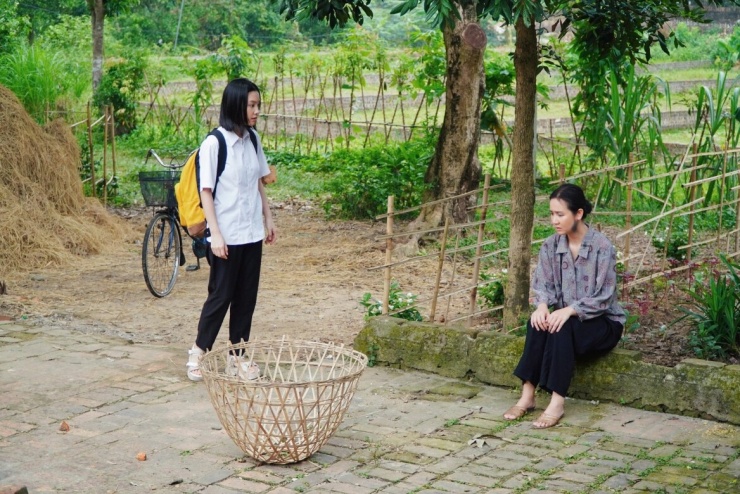 Huyền Lizzie thay đổi hình ảnh so với những vai sang trọng, hiện đại trước đây.